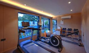 阿格拉Royale Sarovar Portico Agra的一间带跑步机的健身房
