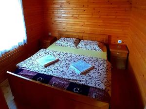 莫伊科瓦茨ECO ViLLAGE CORIC的一间卧室配有一张木墙床