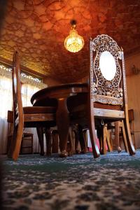 斯利那加HB Zaindari Palace的餐桌、两把椅子和吊灯