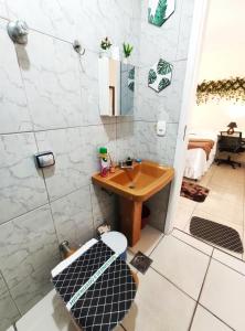 贝洛奥里藏特Kitnet Sol - Mobiliada的一间带水槽、镜子和卫生间的浴室