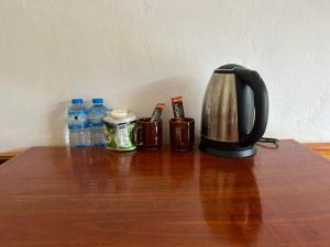 NongkhiawNongkhaiw river view的茶壶和桌子上的两瓶水