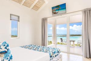 Five Cays SettlementNEW Tropical Waterfront Cooper Jack Bay Villas的一间卧室配有一张床,享有海景