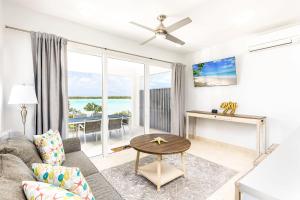 Five Cays SettlementNEW Tropical Waterfront Cooper Jack Bay Villas的客厅配有沙发和桌子