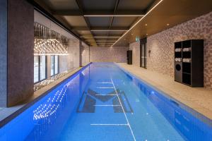 墨尔本Meriton Suites King Street Melbourne的大楼内一个蓝色的大型游泳池