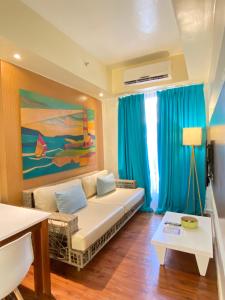 长滩岛Ferra Premier by JG的带沙发和蓝色窗帘的客厅