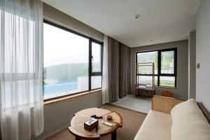 舟山听涧·登观海景Villa设计师酒店的带沙发和大窗户的客厅