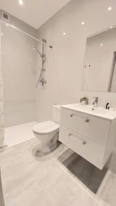 拉多姆Apartament Żurawia的白色的浴室设有卫生间和水槽。