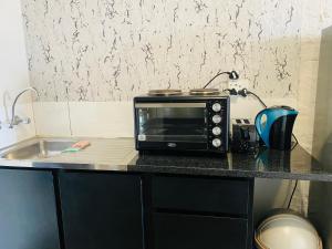 约翰内斯堡Views from The 509的厨房台面上的一个微波炉