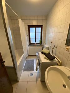 魏尔堡Weilburg-Domizil的浴室配有卫生间、盥洗盆和浴缸。