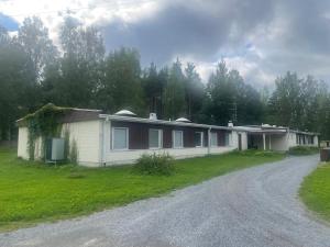 YlöjärviVoionmajoitus Soihtu的路边的房子