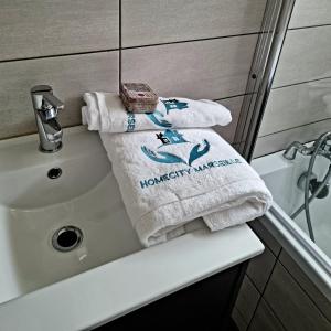 马赛Appartement T1 Marseille Prado Chanot Plage的浴室设有毛巾,位于水槽内