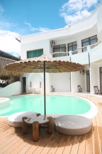 邦劳Bassa nova villa的一座带游泳池和遮阳伞的别墅