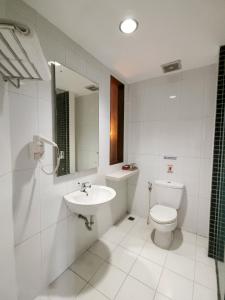 DaresHOTEL TILAMAS的白色的浴室设有水槽和卫生间。