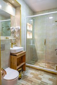 布哈拉AL-HAYAT的带淋浴、卫生间和盥洗盆的浴室