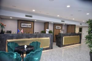 巴统Old Batumi Hotel的酒店大堂设有桌椅