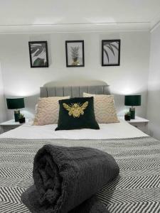 罗切斯特Rose Court-Free Parking-Central-Long Stay Offer的一间卧室配有一张大床、枕头和两盏灯。