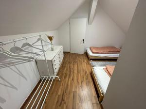 汉诺威120qm 5 rooms dublex - 2 bathrooms - kitchen的阁楼间设有两张双层床和楼梯。