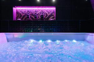 塔林LuxeCityApartment的客房内的紫色灯浴缸