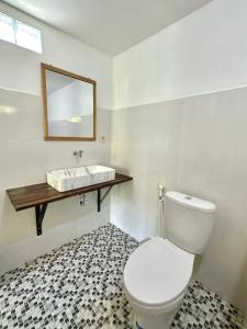 特特巴图Vanilla Cottage Tetebatu的浴室配有白色卫生间和盥洗盆。