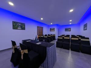科钦Once Upon The River, Aluva - Near Cochin International Airport的一间设有黑色桌椅和蓝色天花板的客房