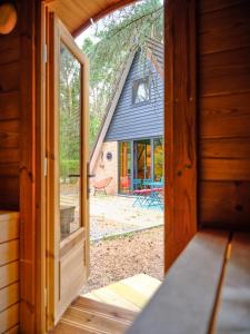 拉纳肯Boshuisje Pinus的享有庭院景致的小屋的开放式门