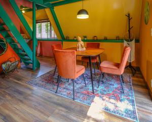 拉纳肯Boshuisje Pinus的一间位于地毯上的带桌椅的用餐室