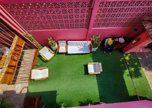马普托La Casa Moz的享有高空美景,设有椅子和粉红色的墙壁