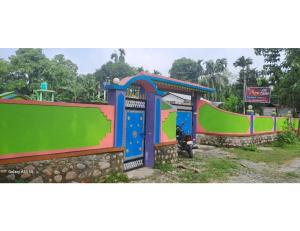Jyoti GaonMyna Eco Camp, Raghabbil, Assam的公园里一个色彩缤纷的游乐场
