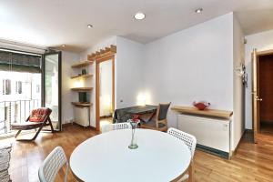 赫罗纳Apartament Sant Feliu的客厅配有白色的桌子和椅子