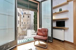 赫罗纳Apartament Sant Feliu的靠窗前的皮椅