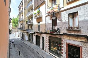 赫罗纳Apartament Sant Feliu的城市中一条空荡荡的街道,有建筑
