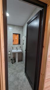 安布罗劳里Taripiri的一间带水槽和黑色门的浴室