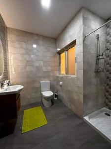 马尔萨什洛克Cozy, Spacious 3 Bedroom Maisonette, 6 to 9 ppl, 1 min walk from Seafront的浴室配有卫生间、盥洗盆和淋浴。