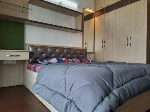 印多尔Staeg Skyline View 3BHK - 1404的一间卧室配有一张大床和黑色床头板