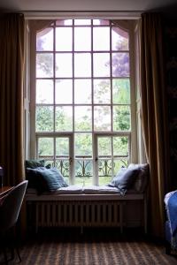 宰斯特科尔克博什城堡酒店的窗边座位,在大窗户前