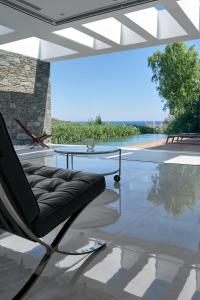 普洛马里翁A - Luxury Villas的海景天井上的椅子