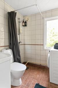 EnkärretFamily Holiday Home in Ingarö的一间带卫生间和窗户的浴室