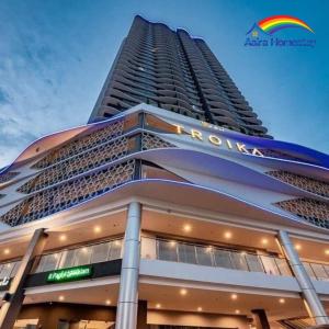 哥打巴鲁AAIRA Troika Residence,Kota Bharu的一座大建筑,上面有彩虹