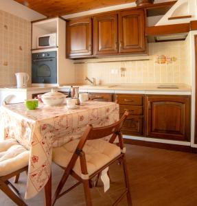 格雷索拉特里尼泰Alta Luce Mountain Lodge的厨房配有桌子和碗