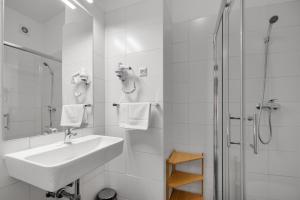 布拉迪斯拉发7Days B&B的白色的浴室设有水槽和淋浴。