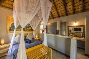 侯斯普瑞特Lindiwe Safari Lodge的一间卧室配有一张带蚊帐的床