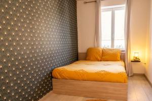 LevrouxLe petit cocon的卧室配有一张床铺,位于带墙壁的房间
