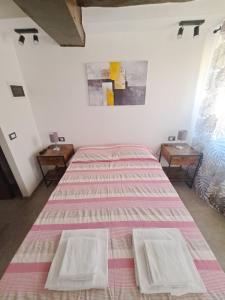 摩德纳Alloggiamo的一间卧室配有一张大床和两张床头柜。