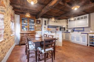 MarlianaShaleo, Casa indipendente con piscina privata, Marliana的厨房配有木桌和椅子