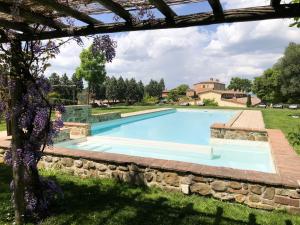 Osteria Delle NociLuxury Resort with swimming pool in the Tuscan countryside, Villas on the ground floor with private outdoor area with panoramic view的一座房子的院子内的游泳池