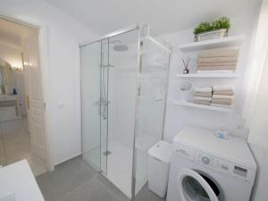 夏约法Chalet Sonnen-Zeit的一间带洗衣机和玻璃淋浴间的浴室