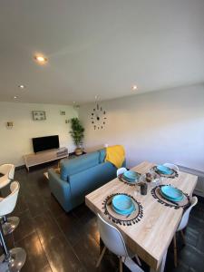 格拉斯Grasse - Free Parking - Pool的客厅配有蓝色的沙发和木桌