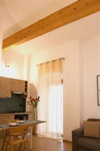 科拉托AMORE SE-WOODEN APARTMENTS的一间带桌子的客厅和一间厨房