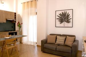 科拉托AMORE SE-WOODEN APARTMENTS的客厅配有沙发和桌子