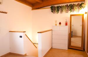 科拉托AMORE SE-WOODEN APARTMENTS的一间设有白色橱柜和门的房间